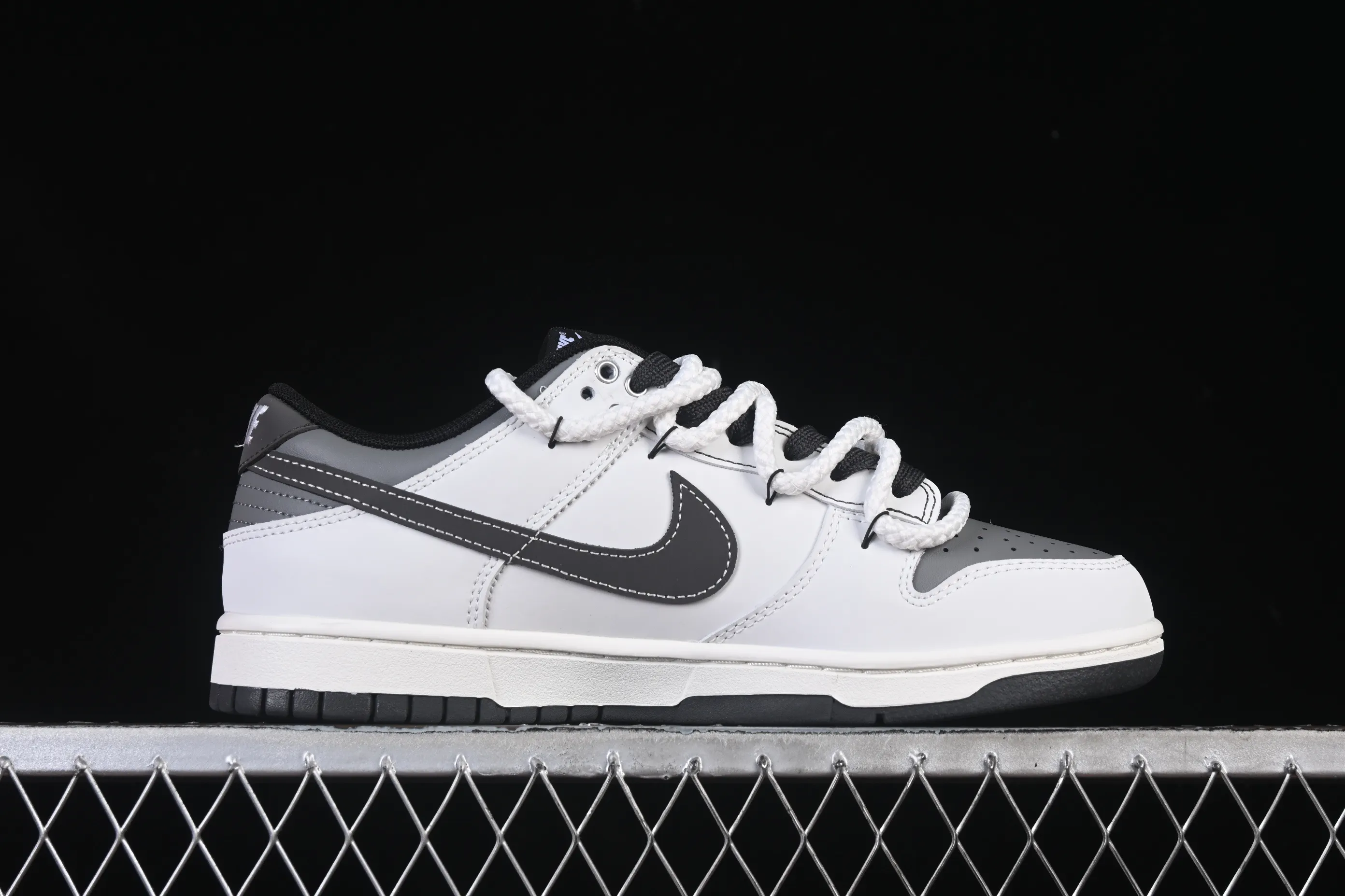 All Categories Nk SB Dunk Series Nk SB Dunk Low High-end Customized Low-top Shoes Nike SB Dunk Low "Just Do It" Straps Anniversary High-end Customized Low-top Casual Shoes WB0510-064